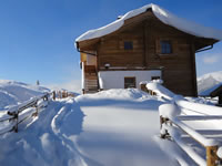 eingeschneite Skihütte in der Zillertal Arena