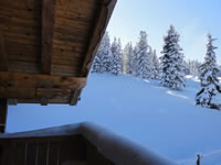 Blick vom Balkon der Skihütte in Österreich